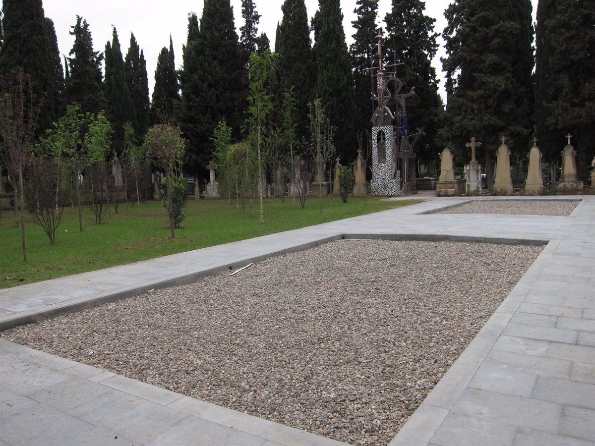 El Ayuntamiento organiza una visita guiada al cementerio municipal junto con la Asociación Amigos de La Rioja