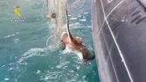 Vídeo: La Guardia Civil retira del mar 400 metros de redes colocadas ilegalmente en La Palma