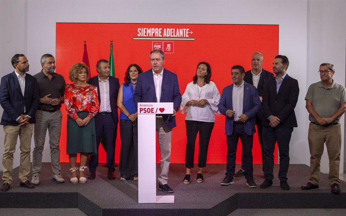 Archivo - El secretario general del PSOE-A, Juan Espadas, y los secretarios provinciales del PSOE andaluz, en una foto de archivo del 5 de septiembre de 2023.