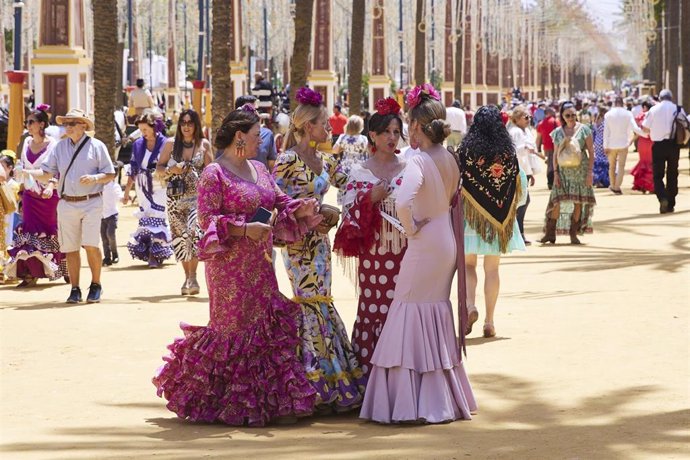 Archivo - Varias flamencas juntas durante la Feria de Jerez de la Frontera. ARCHIVO.