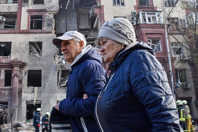 Archivo - October 18, 2023, Zaporizhzhia, Ukraine: Elderly people walk down the street by the apartment building that was damaged by Russian shelling in Zaporizhzhia. On October 18, Russian forces launched 6 missile strikes on the city of Zaporizhia. One 