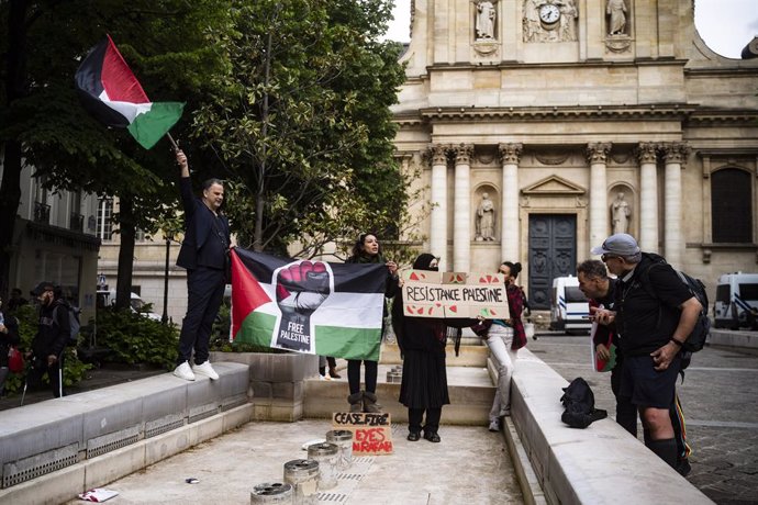 April 29, 2024, Paris, Le-De-France, Frankreich: Aktivist*innen mit Palästinaflaggen stehen vor dem Gebäude. Eine Gruppe Studierender, die sich mit Palästina solidarisieren, besetzen, am 29. April 2024 die Universität Sorbonne Paris, Frankreich. Sie woll