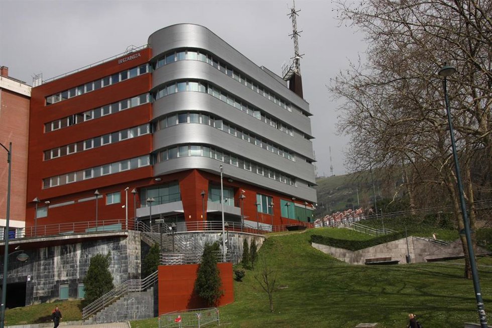 Archivo - Detenidos en Bilbao cinco jóvenes e investigados otros 24 por una pelea con armas blancas tras un partido de fútbol