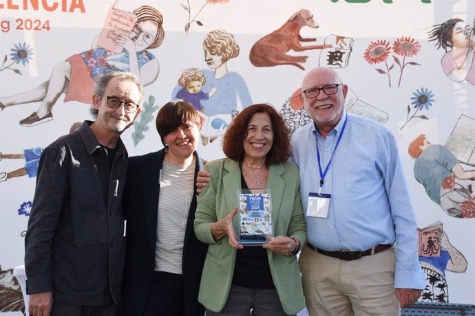 Teresa Pascual recibe el Premi Trajectòria en Valencià de la Fira del Llibre de València