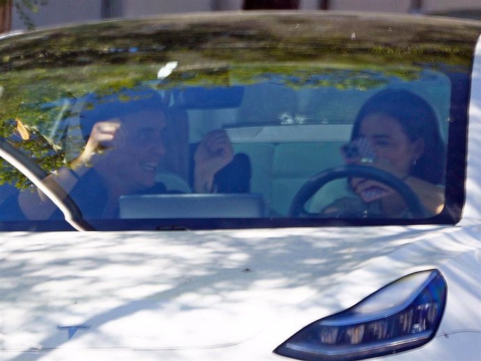 Xuso Jones y Laura Escanes juntos en un coche, a 18 de abril de 2024, en Madrid (España)