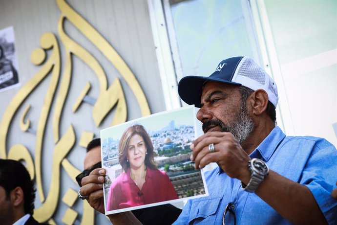 Archivo - 11 May 2022, Iraq, Baghdad: An Iraqi Journalists holds a placard with a picture of slain Al Jazeera Palestinian reporter, Shireen Abu Akleh, during a protest in front of Al Jazeera Media office in Baghdad to denounce Abu Akleh's killing. Abu Akl