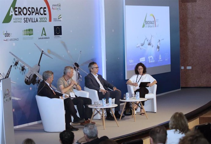 Imagen de una mesa de conferencia en la Aerospace de Sevilla 2022.