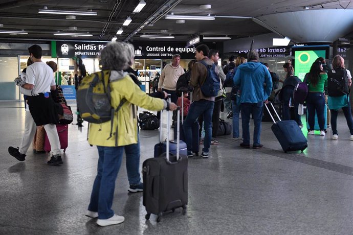 Varios viajeros durante la operación salida por el puente de mayo, en la Estación de Atocha, a 30 de abril de 2024, en Madrid (España). 