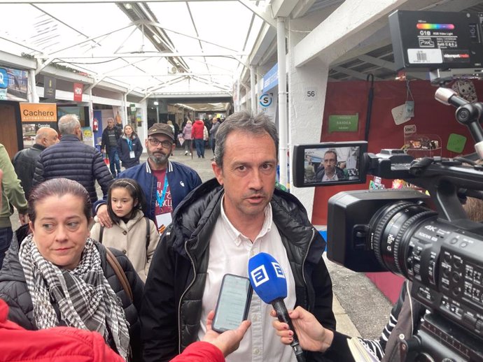 El coordinador de IU, Ovidio Zapico, atiende a los medios en Tineo.