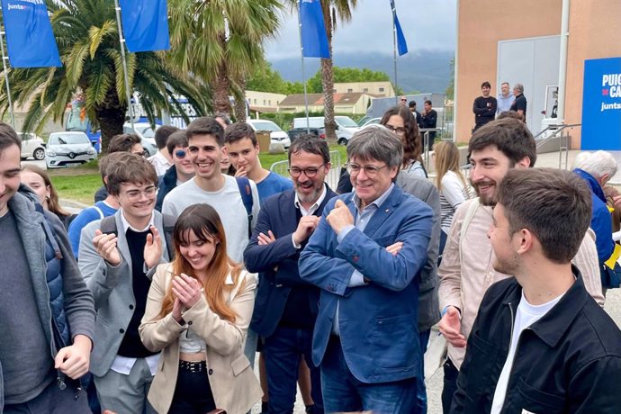 El portaveu de Junts, Josep Rius, i el candidat de Junts+ a les eleccions catalanes, Carles Puigdemont, amb membres de la Joventut Nacionalista de Catalunya (JNC)