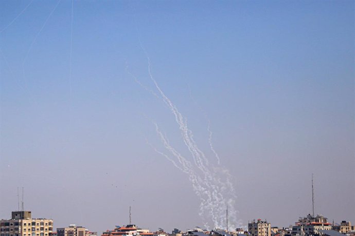 Archivo - Cohetes lanzados desde la Franja de Gaza