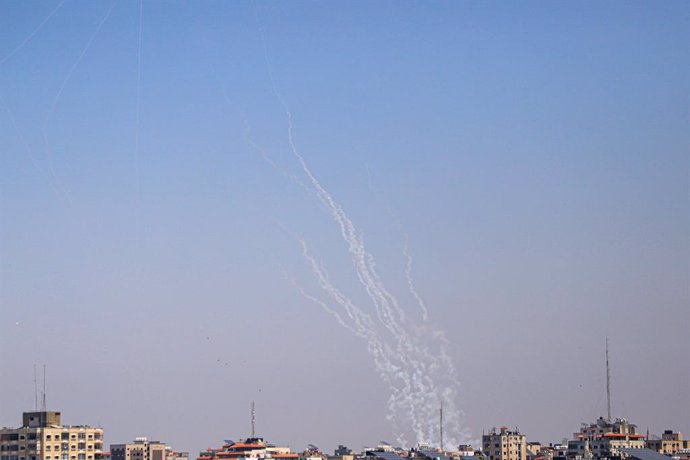 Archivo - GAZA, May 10, 2023  -- A barrage of rockets fired from Gaza into Israel are seen in the sky of Gaza City, May 10, 2023. The Gaza-based joint chamber of military operations of Palestinian factions claimed firing a barrage of rockets into Israel o