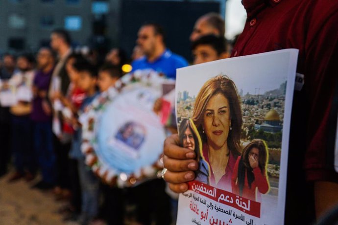 Archivo - May 11, 2022, Gaza, Palestine: Palestinians hold candles and pictures of the murdered Al Jazeera journalist Shireen Abu Akleh, condemning her killing, in front of the Al Jazeera network office, in Gaza City, Wednesday, May 11, 2022. Abu Akle was