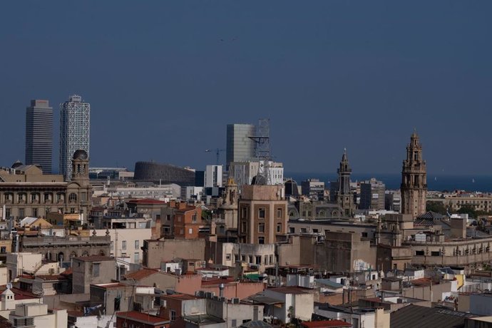 Archivo - Vista panorámica de Barcelona