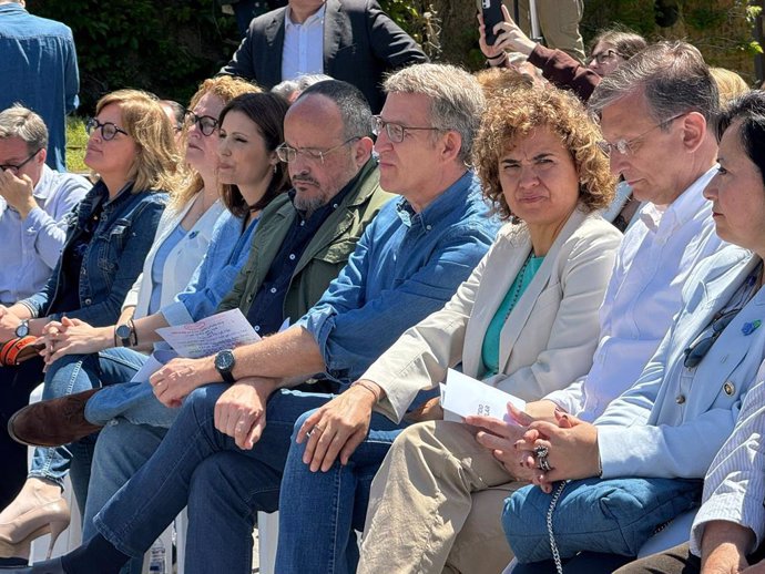 El líder del PP, Alberto Núñez Feijóo, amb el candidat Alejandro Fernández i la directora de campanya i número 1 a les europees, Dolors Montserrat