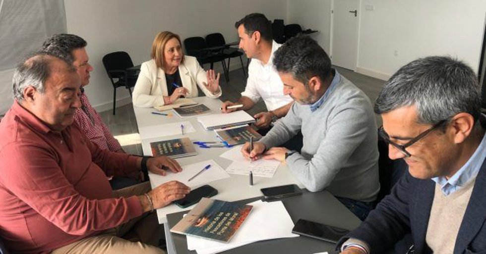 Reunión de la diputada del PSOE María Luisa Faneca con representantes del sector pesquero.