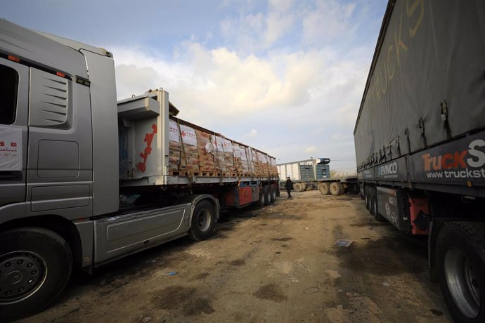 Archivo - GAZA, Dec. 18, 2023  -- A truck loaded with humanitarian aid supplies provided by China is seen on the Gaza side of the Kerem Shalom border crossing between Israel and the Gaza Strip, Dec. 17, 2023.