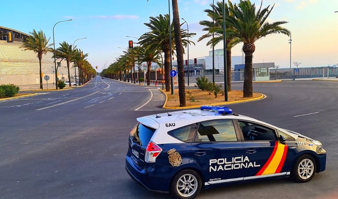 Archivo - Imagen de un vehículo de la Policía Nacional de Huelva.
