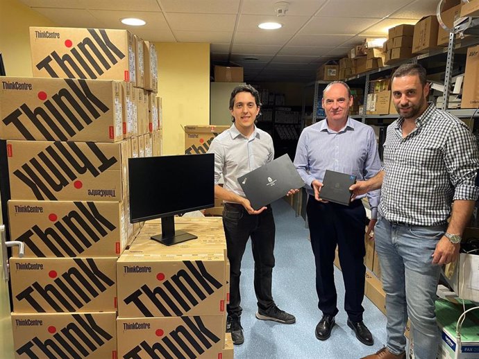 El Ayuntamiento de Jaén recibe los equipos informáticos nuevos.