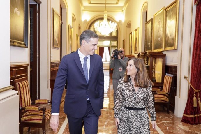 Archivo - El presidente del Gobierno, Pedro Sánchez, y la alcaldesa de A Coruña, Inés Rey, antes de mantener un encuentro en el consistorio coruñés