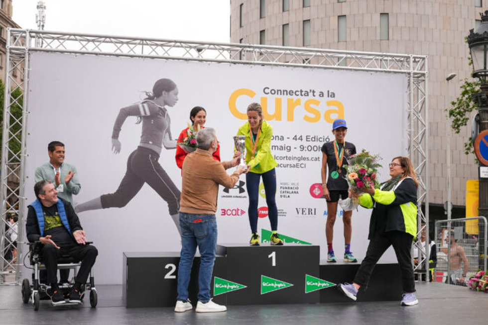 El alcalde de Barcelona, Jaume Collboni, ha entregado el premio a Meritxell Soler ganadora de la categoría femenina de la Cursa solidaria de El Corte Inglés en Barcelona