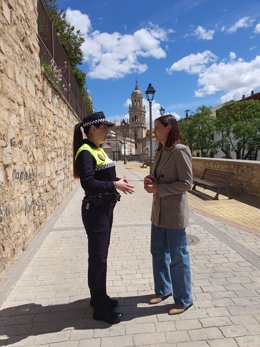 La concejal de Protección y Bienestar Animal del Ayuntamiento de Jaén, Elena Araque, con la Policía Local.