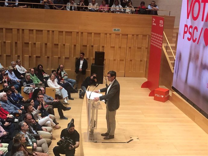 El candidat del PSC al 12M, Salvador Illa, en un míting a Girona