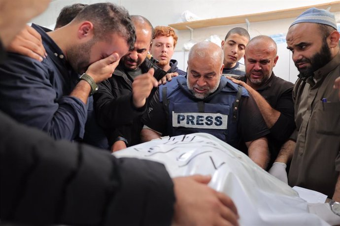 Archivo - El jefe de la delegación de Al Yazira Wael Al Dahdou, durante el funeral de su hijo Hamza, muerto en un bombardeo israelí 