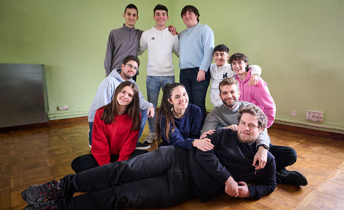 Reparto de la función 'Delicad@s', en uno de los ensayos.