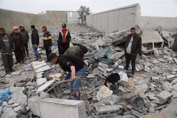 Archivo - March 16, 2024, Nuseirat, Gaza Strip, Palestinian Territory: People inspect damage and recover items from their homes following Israeli air strikes on March 16, 2024 in Nuseirat, Gaza Strip. The United States and other nations mediating Israel-H