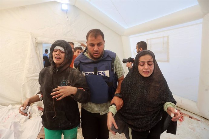 Archivo - October 26, 2023: Hamza Al-Dahdouh the son of Al-Jazeera correspondent Wael Al-Dahdouh and his wounded sisters walk inside Al-Aqsa hospital in Deir Al-Balah, on the southern Gaza Strip, on October 26, 2023. The family of the Al Jazeera journalis