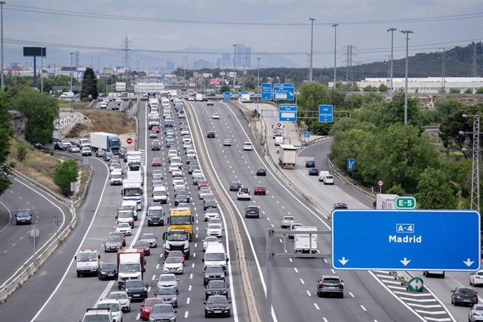 Varios coches durante la operación salida por el puente de mayo, en la A4, a 30 de abril de 2024, en Madrid (España). 