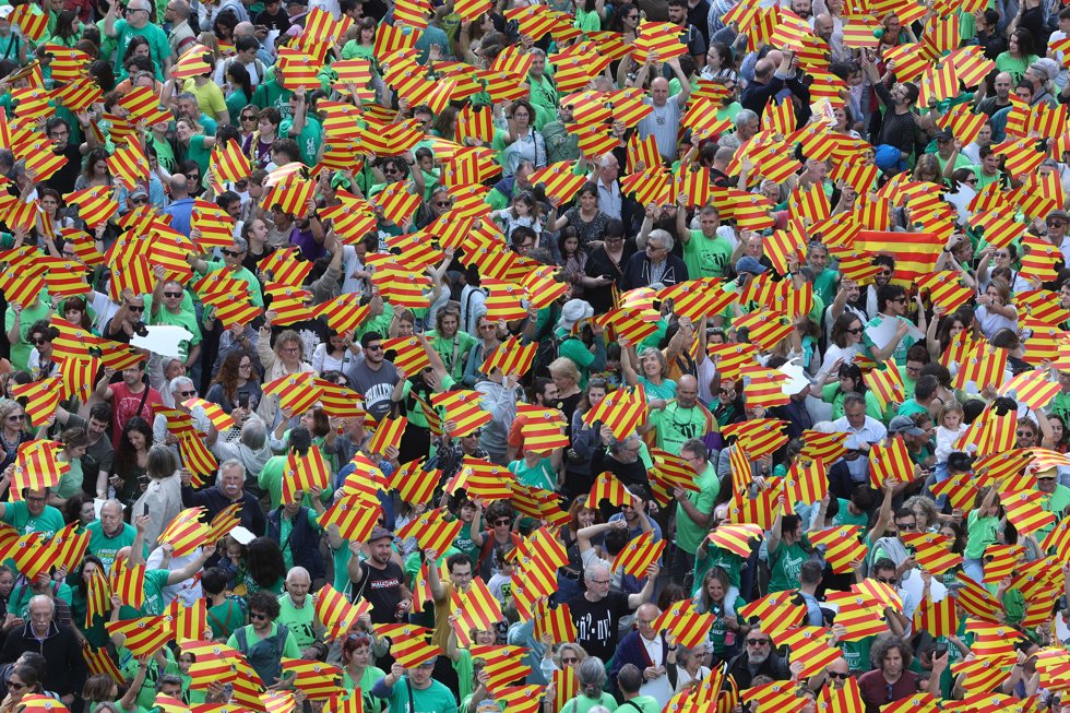 Miles de personas durante una manifestación convocada por Obra Cultural Balear (OCB) contra las políticas de PP y VOX, en Palma
