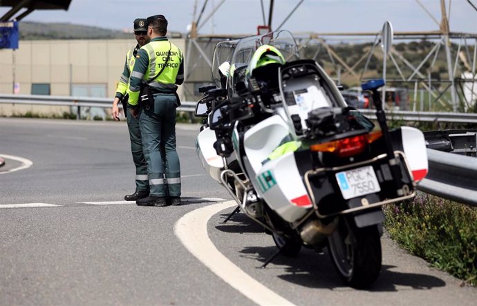 Archivo - Dos agentes de la Guardia Civil en un control de tráfico en el kilómetro 34 de la A-1, el día que comienza la operación salida del puente de mayo 2022, a 29 de abril de 2022, en Madrid (España). (Foto de archivo).