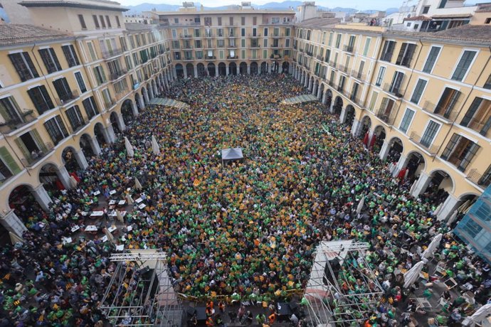 Milers de persones exigeixen a Palma defensar el català enfront de les "polítiques involutivas" de "una minoria fanàtica"