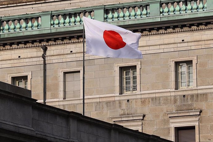 Archivo - Bandera de Japón frente a la sede del Banco de Japón
