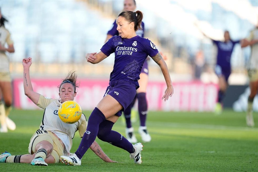 Claudia Zornoza intenta un remate en un partido del Real Madrid en la Liga F 2023-2024