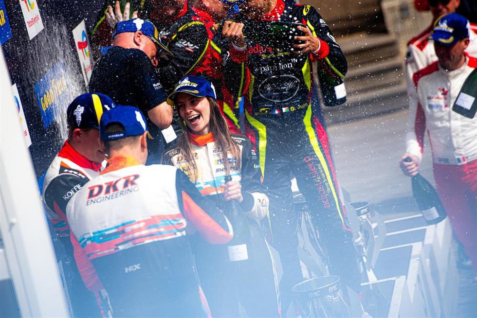 La piloto española Belén García celebra con sus compañeros de equipo su podio en las 4 Horas de Le Castellet de las European Le Mans Series