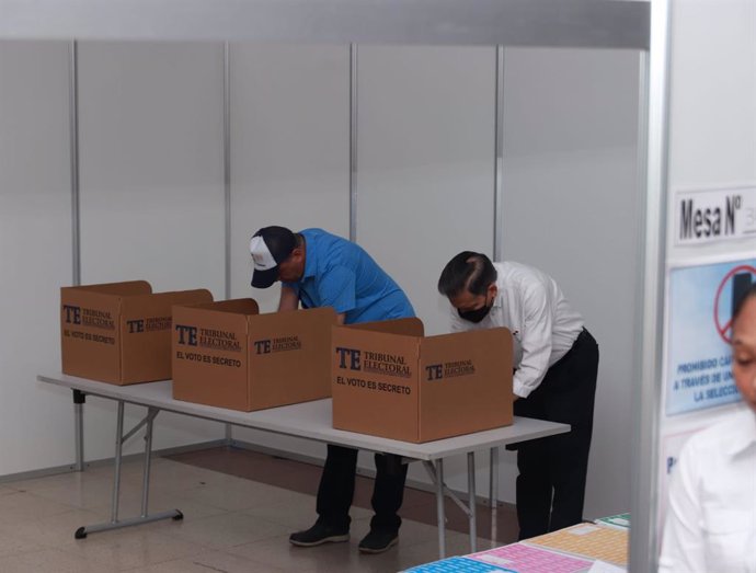 El presidente de Panamá, Laurentino Cortizo, votando en las elecciones generales