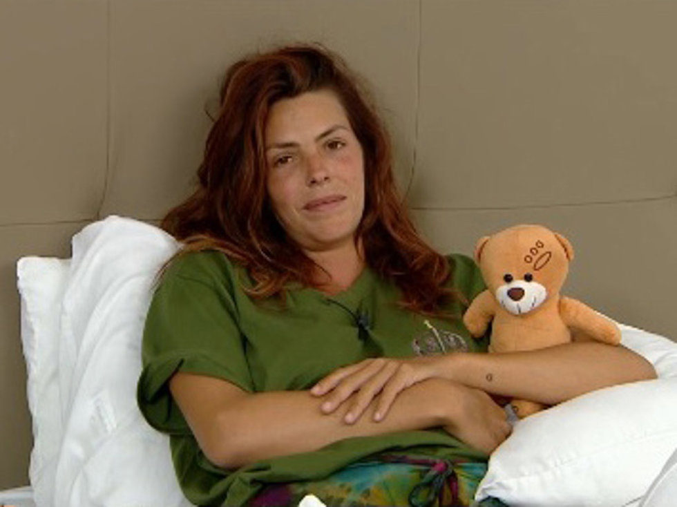 LAURA MATAMOROS EN REPOSO TRAS SU APARATOSA CAÍDA EN 'SUPERVIVIENTES'