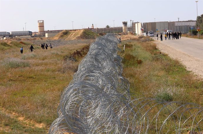 Archivo - Israelíes cerca del cruce fronterizo de Kerem Shalom en un intento por bloquear la entrada de ayuda humanitaria en la Franja de Gaza