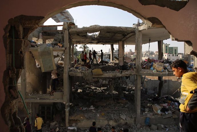 GAZA, May 3, 2024  -- People inspect a destroyed building after an Israeli airstrike in the southern Gaza Strip city of Rafah, on May 3, 2024. The Palestinian death toll from the ongoing Israeli attacks on the Gaza Strip has risen to 34,622, the Gaza heal
