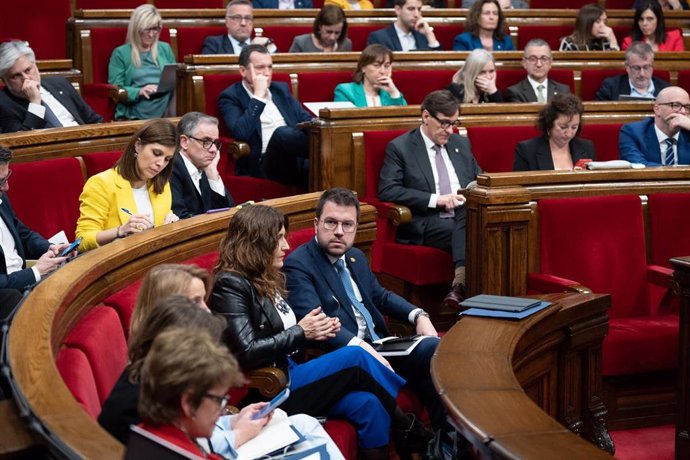 Archivo - El presidente de Junts en el Parlament, Albert Batet (c), durante el pleno del debate a la totalidad de Presupuestos 2024 en el Parlament, a 13 de marzo de 2024, en Barcelona, Catalunya (España)