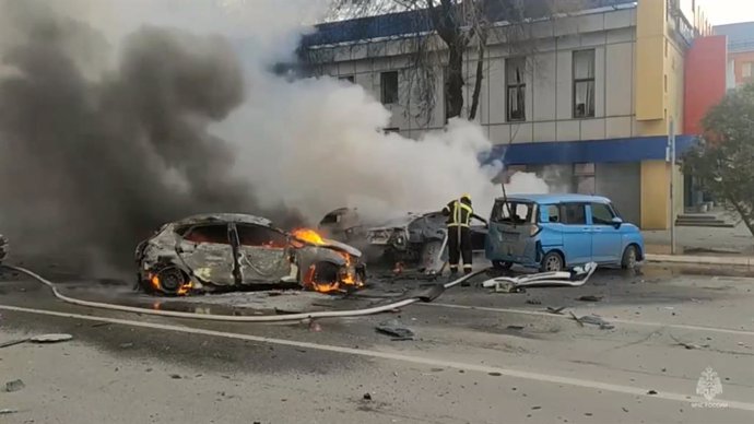 Archivo - Vehículos en llamas tras ser alcanzados en un ataque con artillería del Ejército de Ucrania contra la región de Belgórod, en el oeste de Rusia (archivo)