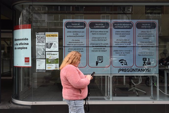 Archivo - Una mujer pasa por una oficina de empleo de la Comunidad de Madrid, a 4 de marzo de 2024, en Madrid (España). La Seguridad Social ganó una media de 103.621 cotizantes en febrero respecto al mes anterior (+0,5%), su mayor alza en este mes desde 2