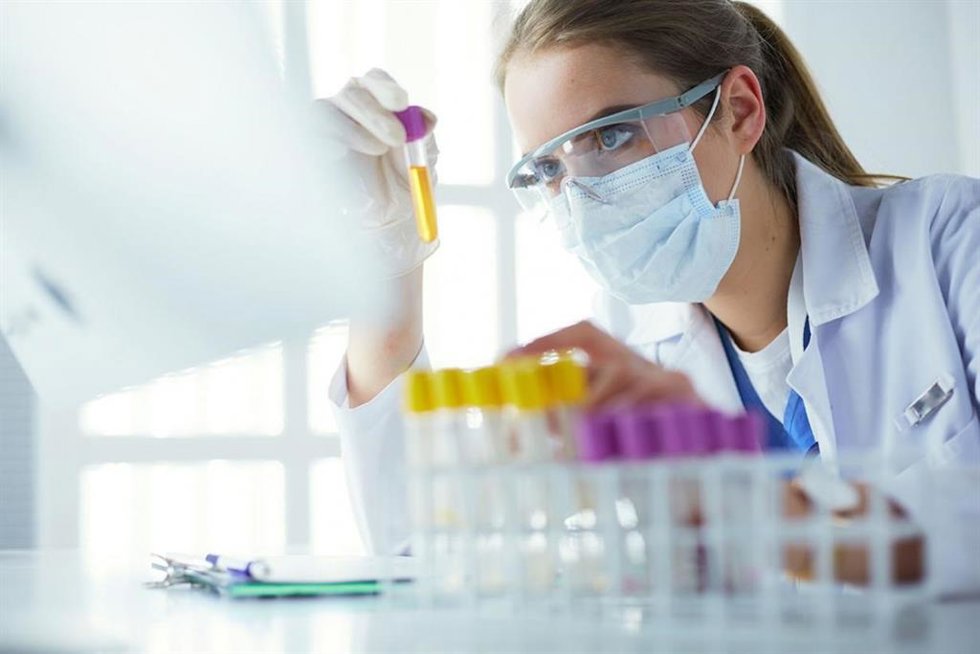 Archivo - Ciencia, investigador, trabajadora.