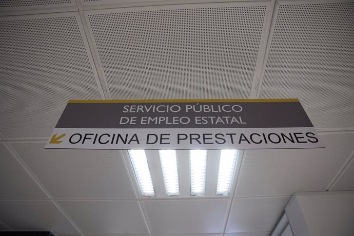 Archivo - Una cartel con indicaciones de la oficina de prestaciones de una oficina de empleo del SEPE del Barrio del Pilar, a 2 de abril de 2024, en Madrid (España).