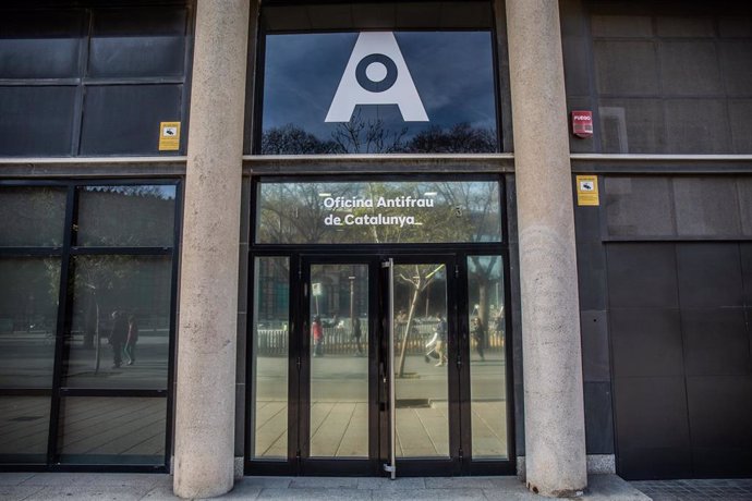 Archivo - Puerta principal de la Oficina Antifraude de la Generalitat de Catalunya.