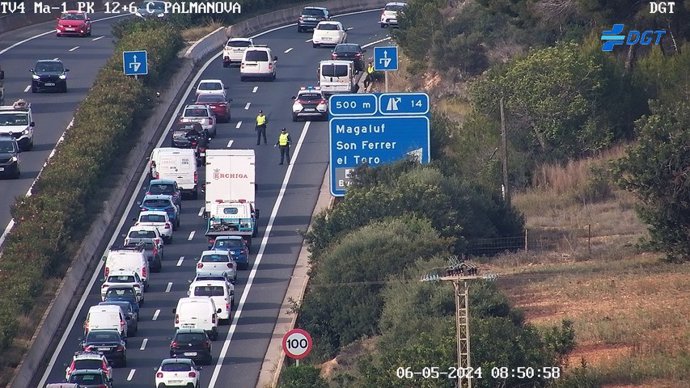 Archivo - Retenciones en la autopista de Andratx por un accidente leve.