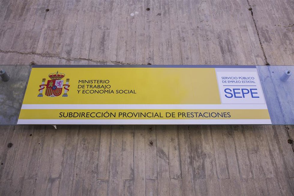 Archivo - Cartel de una oficina del SEPE el día en el que se han conocido los datos de paro de marzo, a 6 de abril de 2021, en Madrid (España). El número de parados registrados en las oficinas de los servicios públicos de empleo (antiguo Inem) bajó en 5